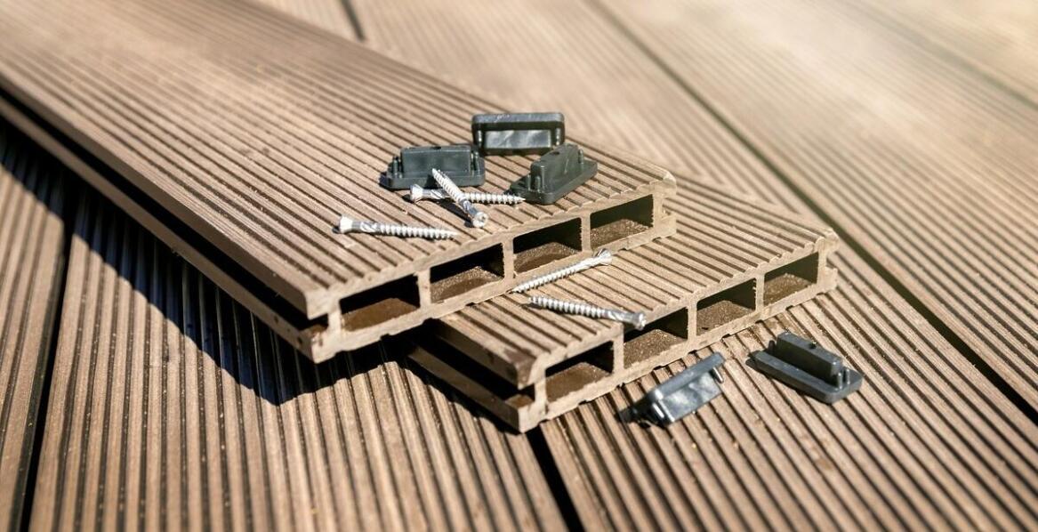 Wzory i kolory dostępne w ofercie desek tarasowych kompozytowych