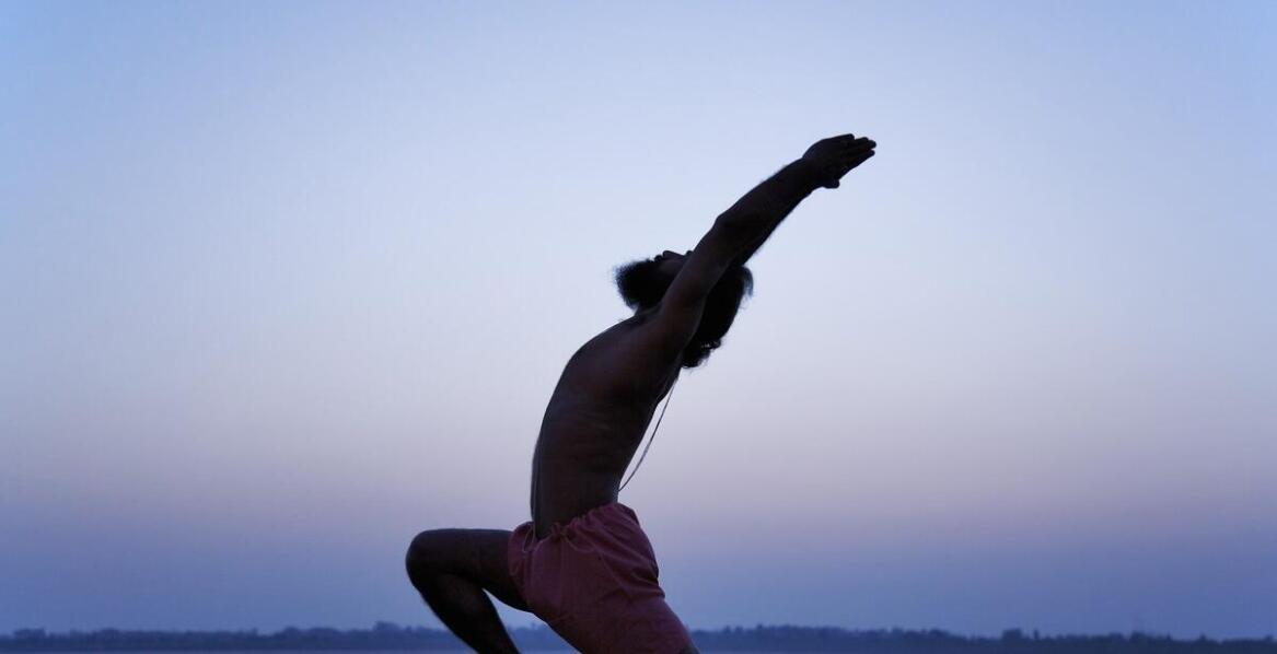 Korzyści z regularnej praktyki jogi dla kręgosłupa w codziennym życiu