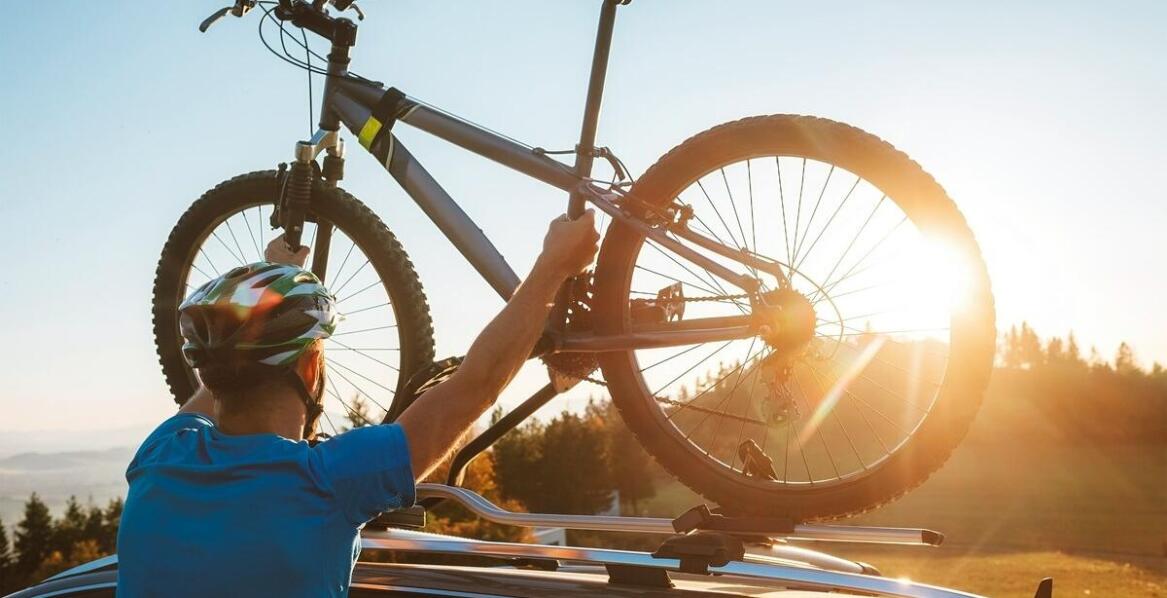 Plandeki do zabezpieczania sprzętu sportowego - ochrona rowerów, nart i innych akcesoriów