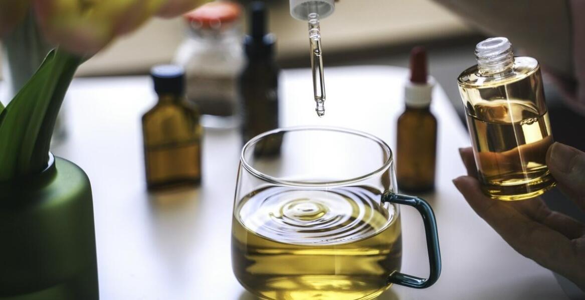 Jakie są procesy kontrolowania jakości w produkcji francuskich perfum?