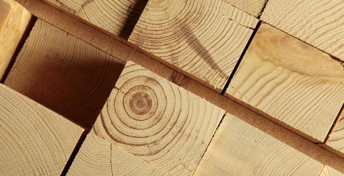 Kiedy warto kupić dobrej jakości drewno konstrukcyjne?