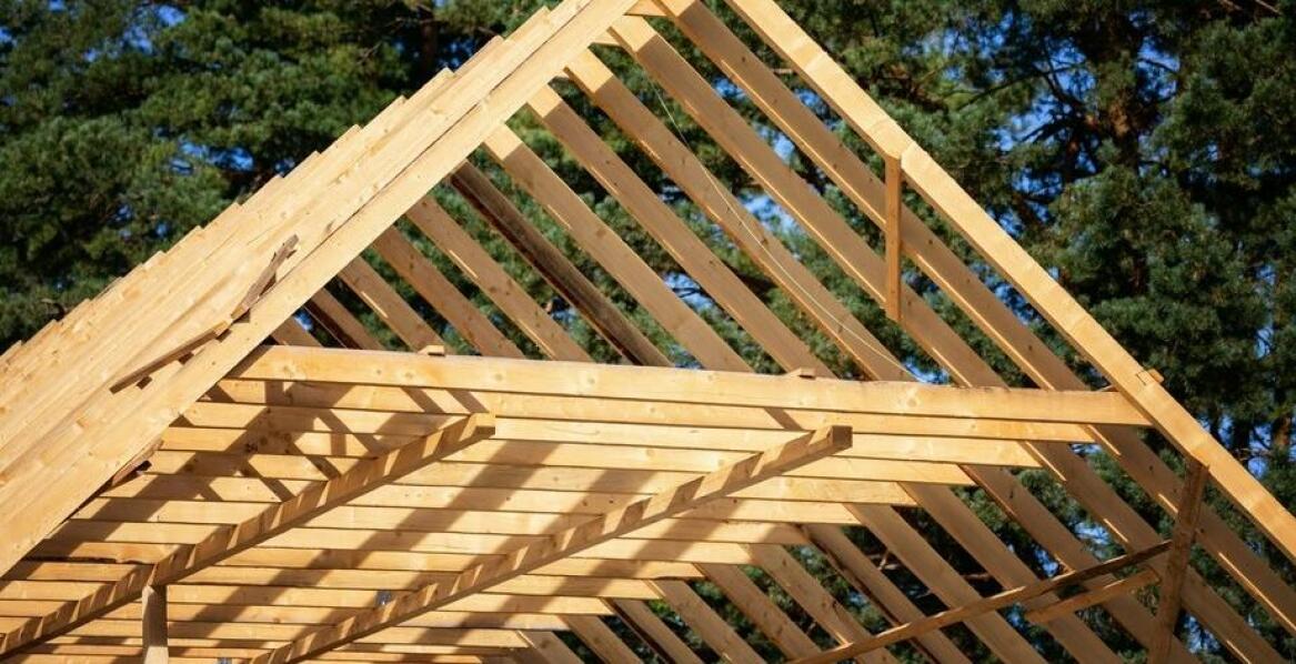 Jakie drewno sprawdzi się do wykonania więźby dachowej?