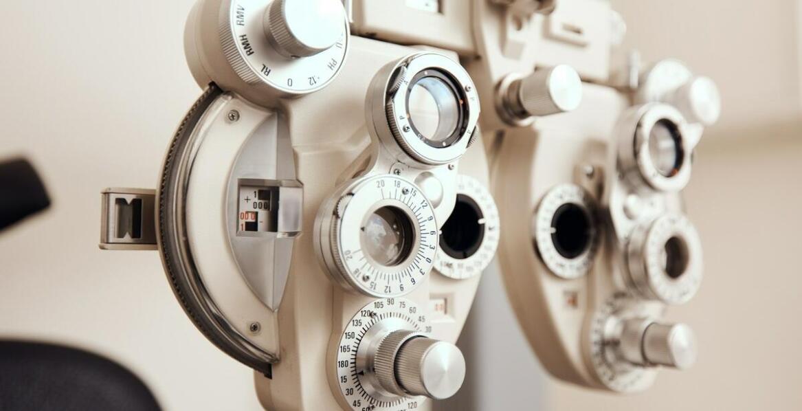 Badanie OCT przedniego odcinka oka: z próbą ciemniową czy bez?