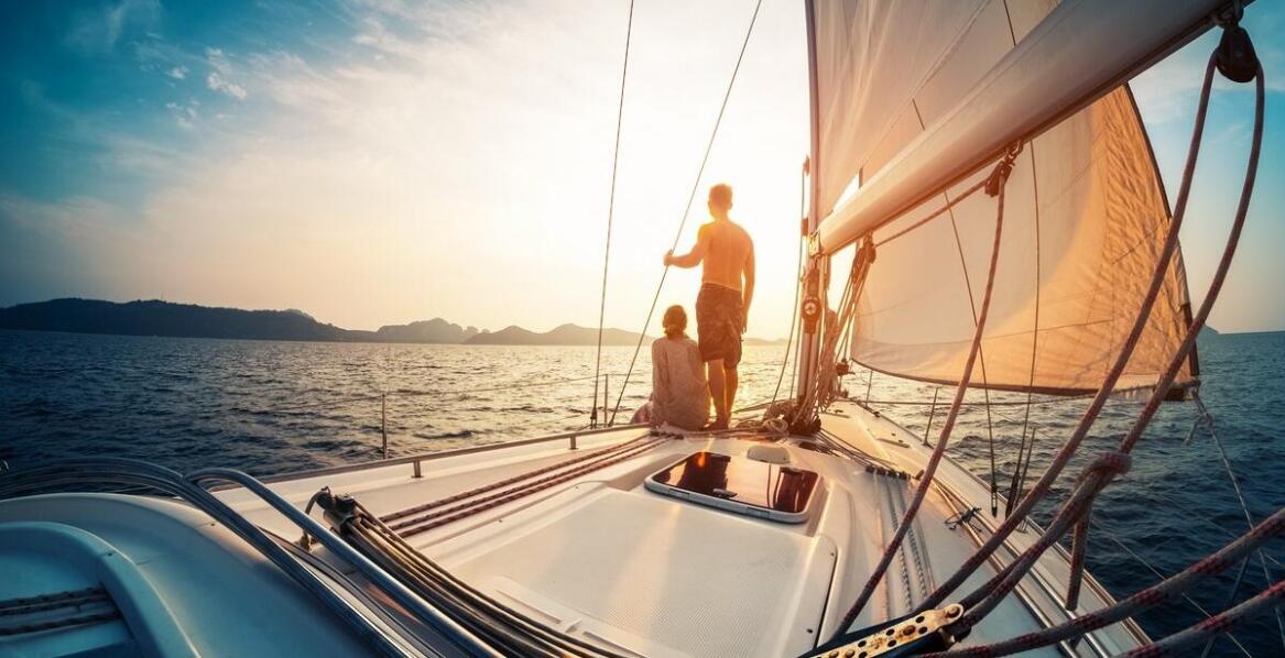 Dlaczego żagiel kwadratowy cieszy się popularnością wśród żeglarzy rekreacyjnych?