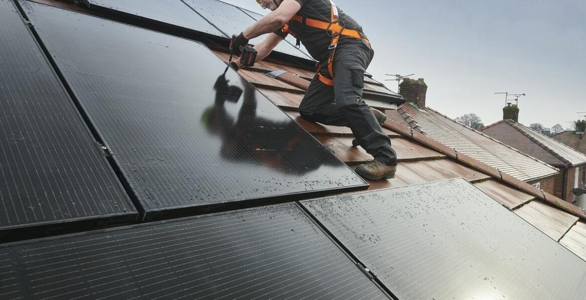 Czy warto inwestować w fotowoltaikę na dachu? Praktyczne aspekty montażu paneli słonecznych