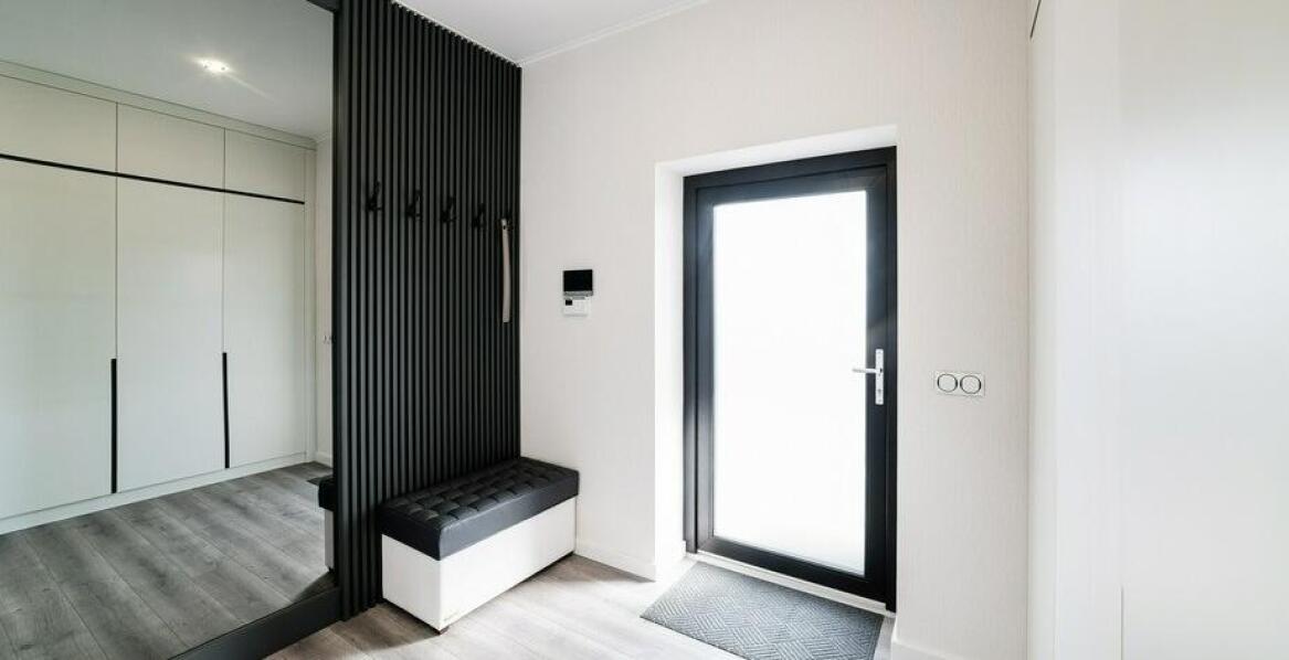 Dlaczego duże lustro na ścianie może być praktycznym rozwiązaniem w małych przestrzeniach?