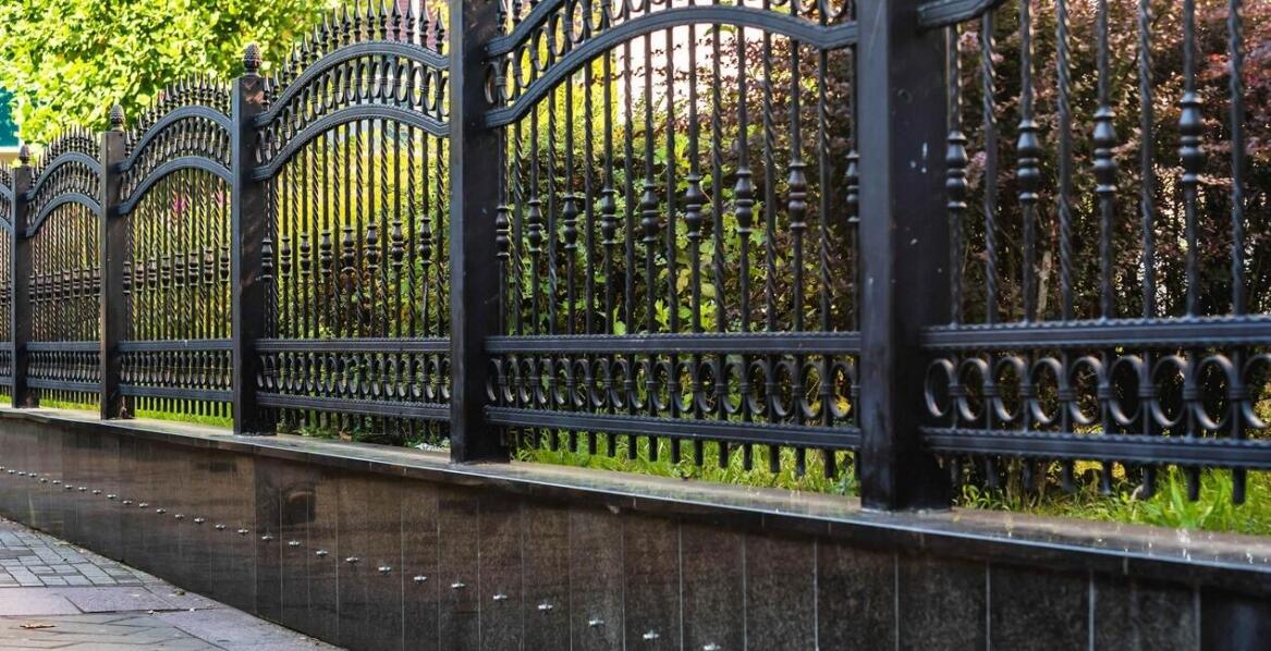 Montaż ogrodzeń metalowych: kluczowe kroki i wskazówki