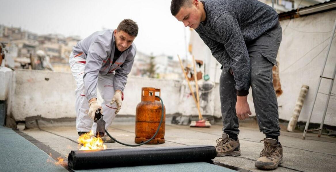 Prace dekarskie a ochrona środowiska - jak wybrać ekologiczne materiały i technologie?