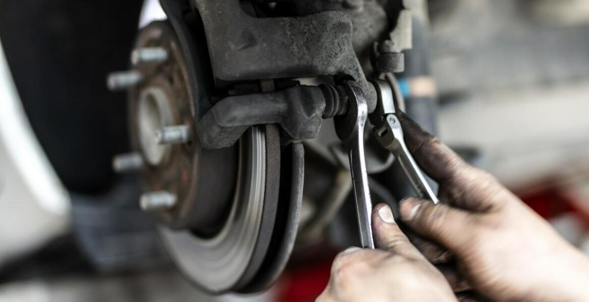 Jakie są objawy niewłaściwie zamontowanych klocków hamulcowych?