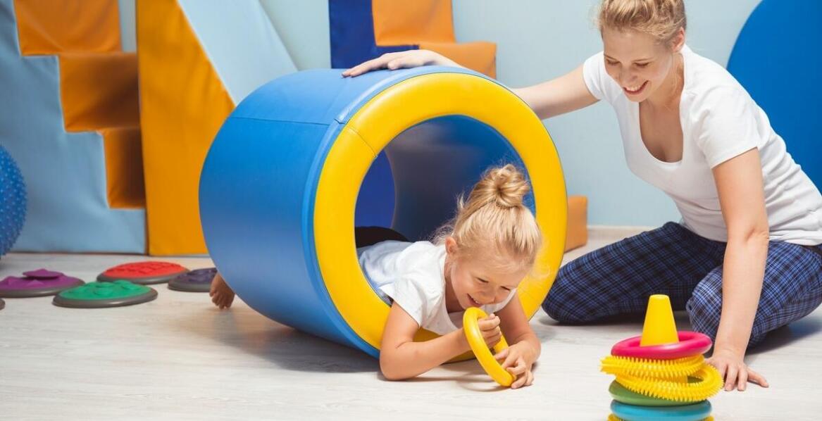 Wspieranie integracji sensorycznej małego dziecka w domu - praktyczne porady dla rodziców