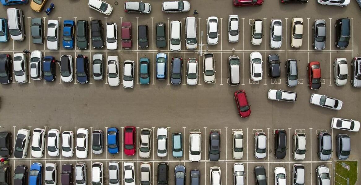 Jak znaleźć najbliższy parking do terminala na lotnisku Gdańsk? Wskazówki i mapy