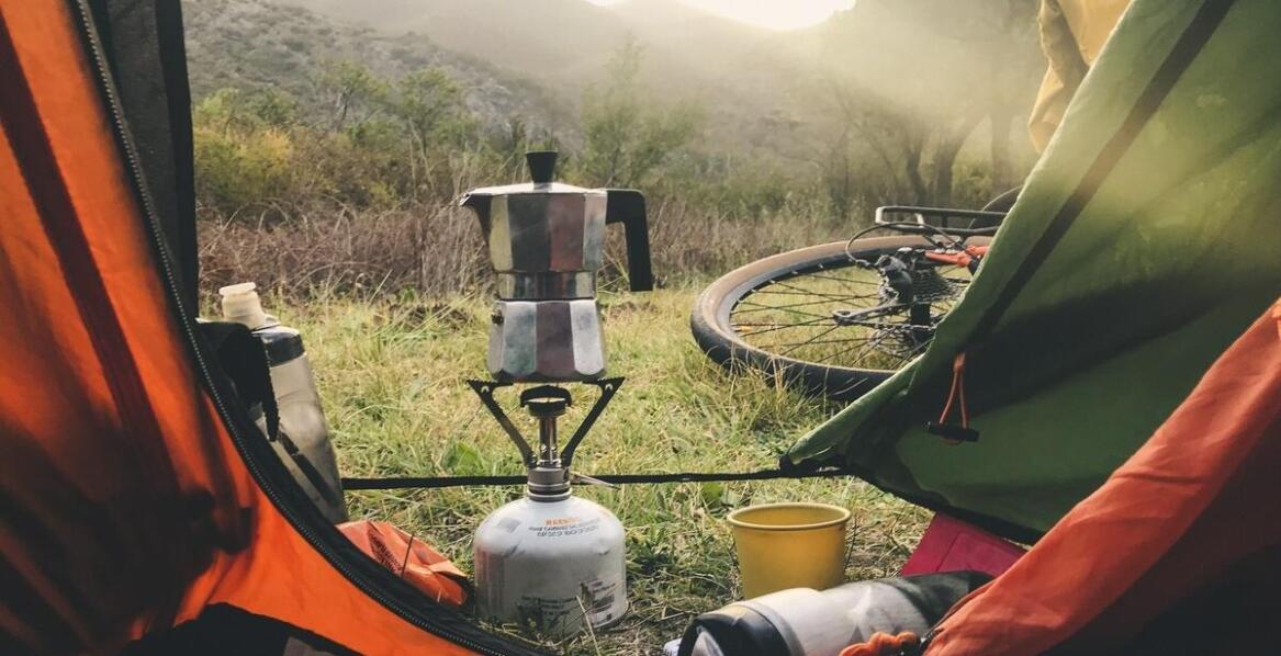 Praktyczne zastosowania trapek i hamaków podczas biwaków