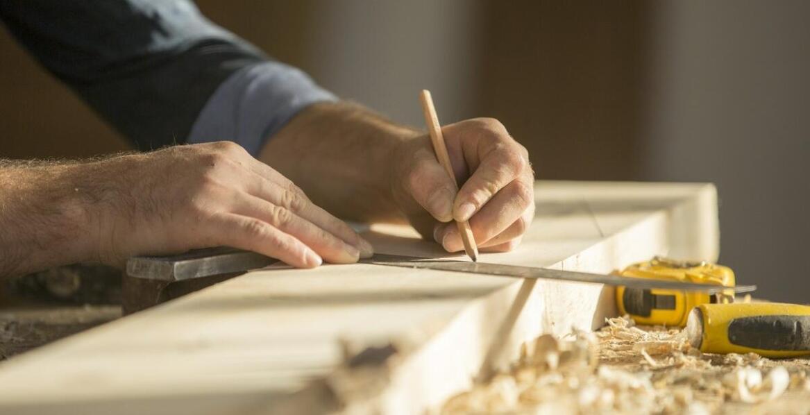 Kiedy warto skorzystać z usług stolarza?