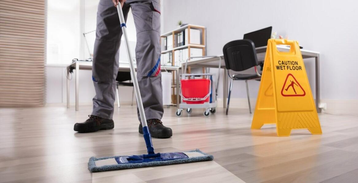 Usuwanie plam i zabrudzeń z posadzek: skuteczne środki czystości do różnych rodzajów podłóg