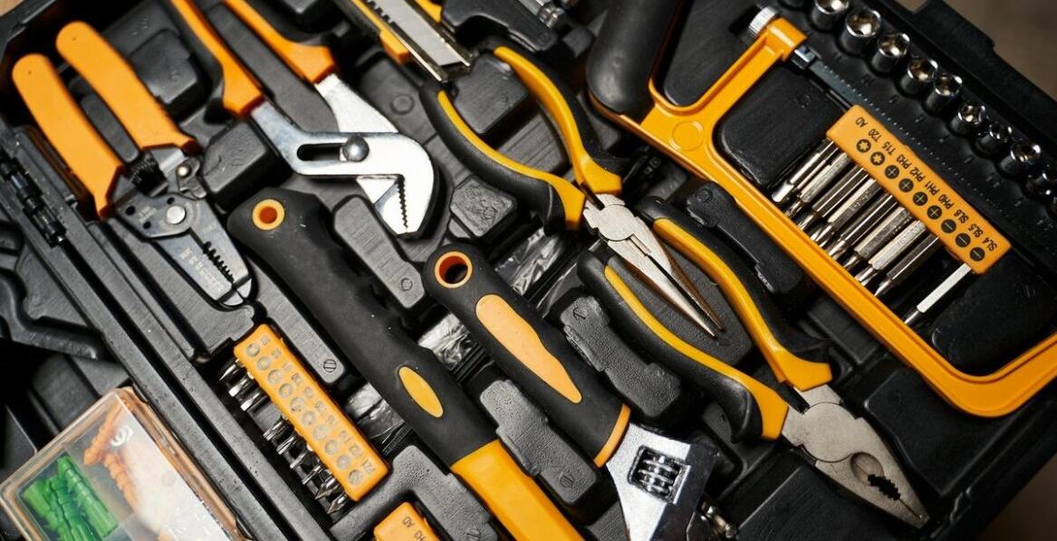 Blacharstwo i lakiernictwo: jakie narzędzia i sprzęt są niezbędne w profesjonalnym warsztacie?