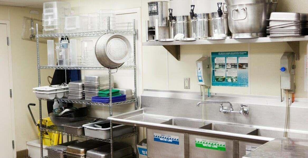 Wyposażenie stołówek i barów w meble i urządzenia ze stali nierdzewnej