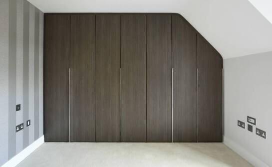 Czym charakteryzują się zabudowy szaf wnękowych?