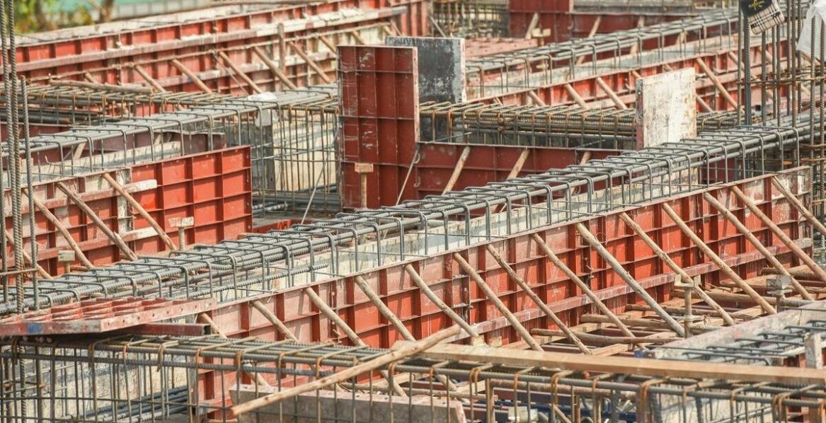 Porady dotyczące prawidłowego montażu i demontażu szalunków stropowych