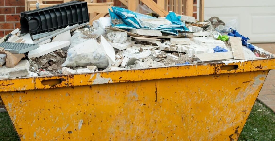 Jakie są korzyści z wynajmu kontenerów na gruz podczas remontu lub budowy?