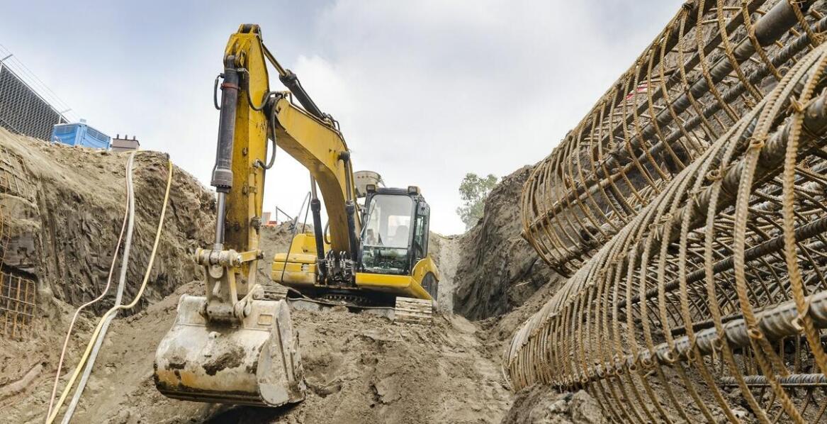 Jakie technologie i maszyny są wykorzystywane do prac ziemnych w skomplikowanych projektach budowlanych?