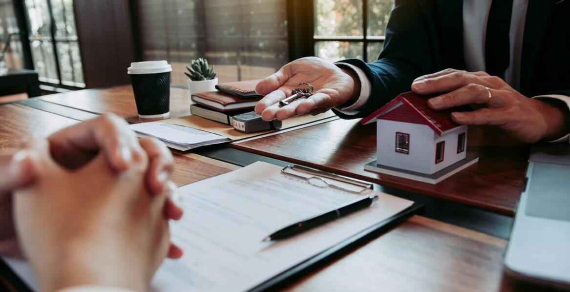 Dlaczego warto skorzystać z usług licencjonowanych pośredników i doradców przy zakupie mieszkania deweloperskiego w Kielcach?