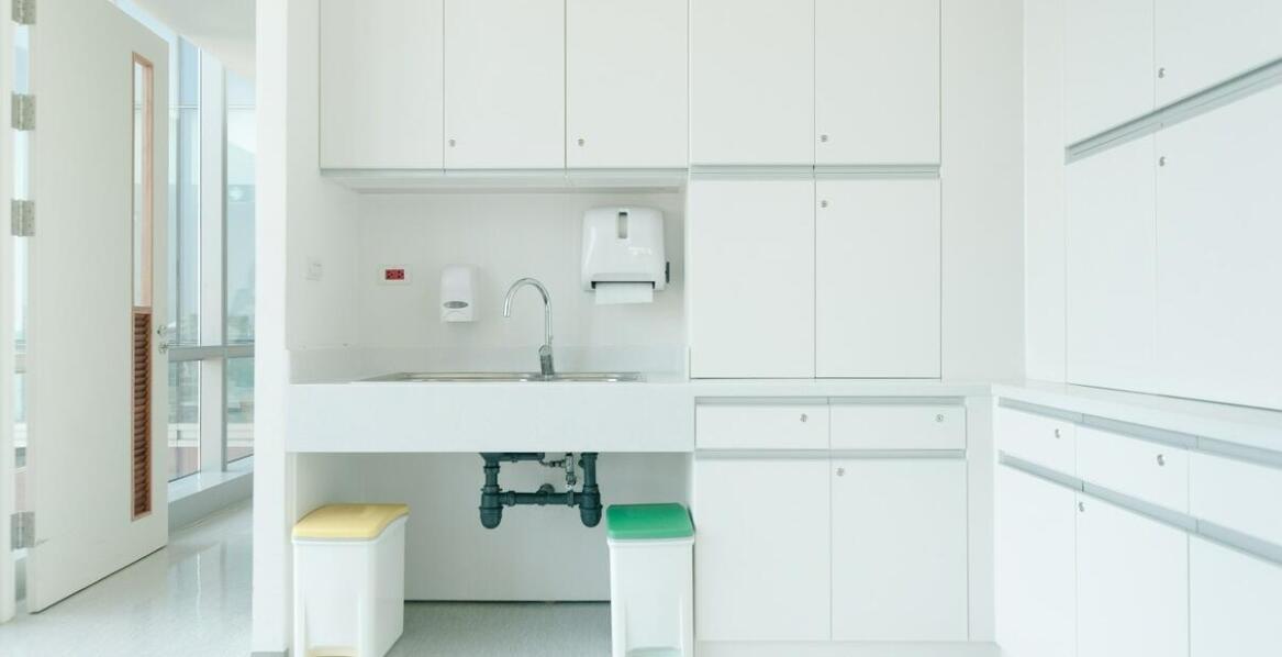 Zestawy mebli modułowych do łazienki: jak skomponować harmonijny i funkcjonalny komplet?