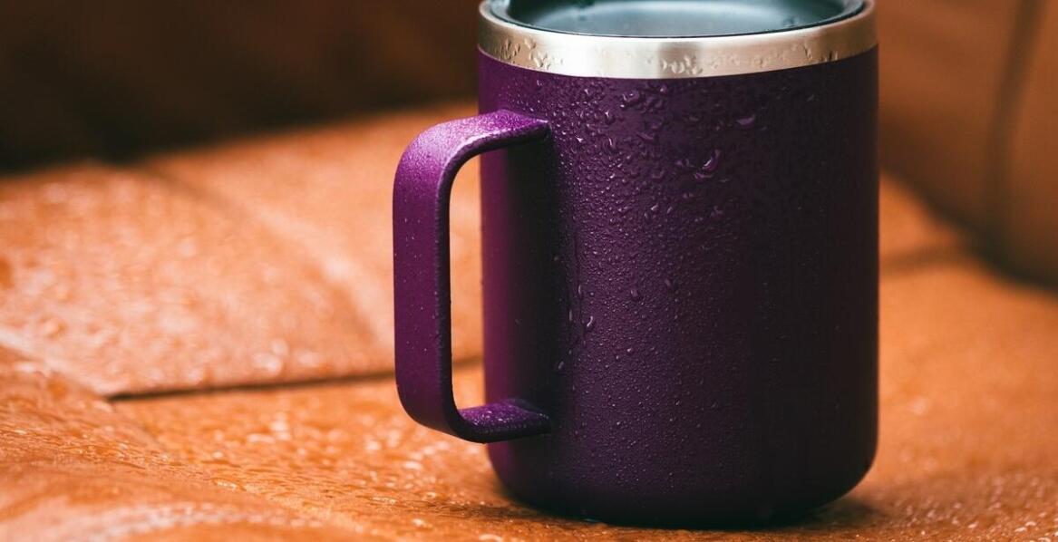 Szklanki termiczne do drinków - jakie są ich zalety i zastosowania?