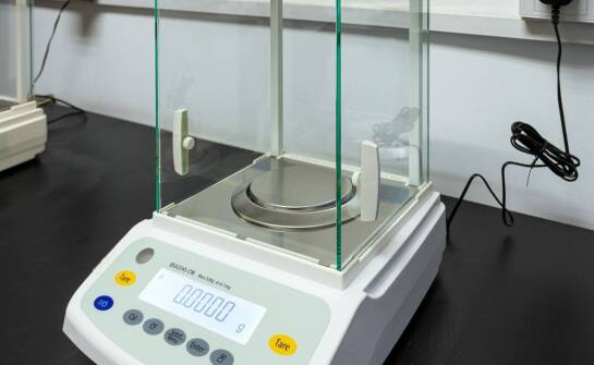 Waga pocztowa elektroniczna - zalety i wady stosowania w codziennej pracy