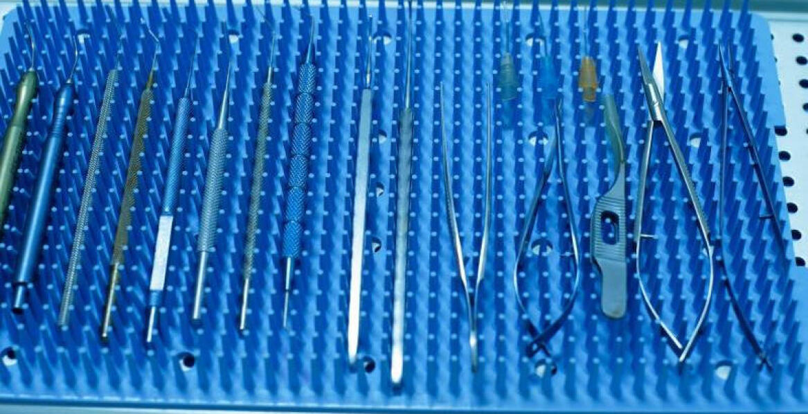 Co powoduje powstawanie palca młotkowatego i kiedy konieczna jest operacja?