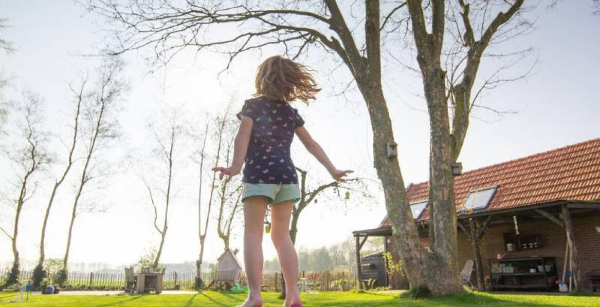 Dlaczego warto kupować trampoliny ziemne?