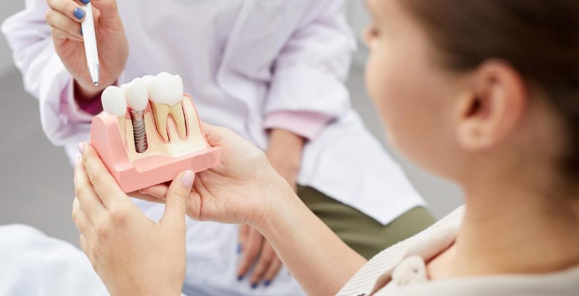 Implanty zębowe — oferta dentysty z Krakowa