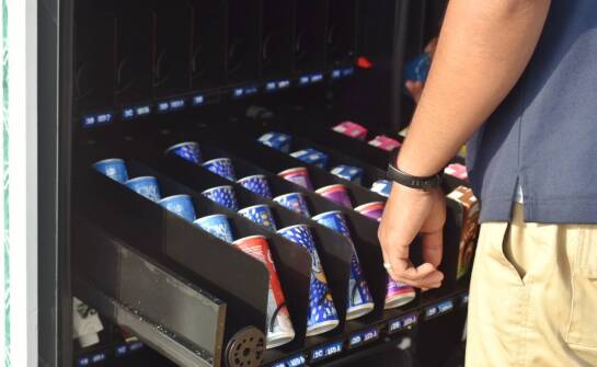Dlaczego warto inwestować w automaty vendingowe?