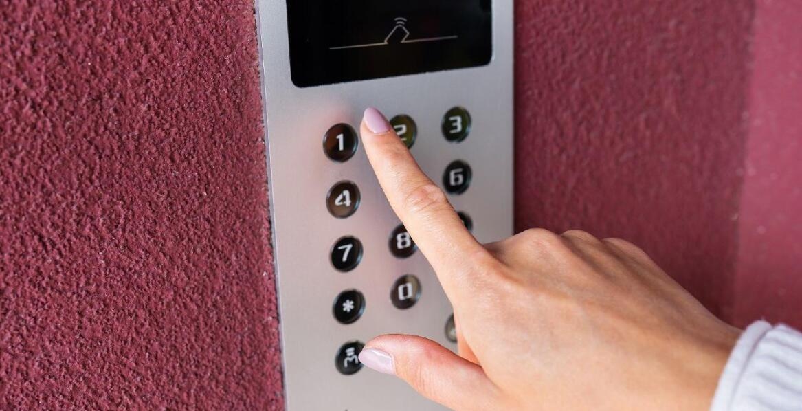 Jak wybrać odpowiedni domofon do bloku?
