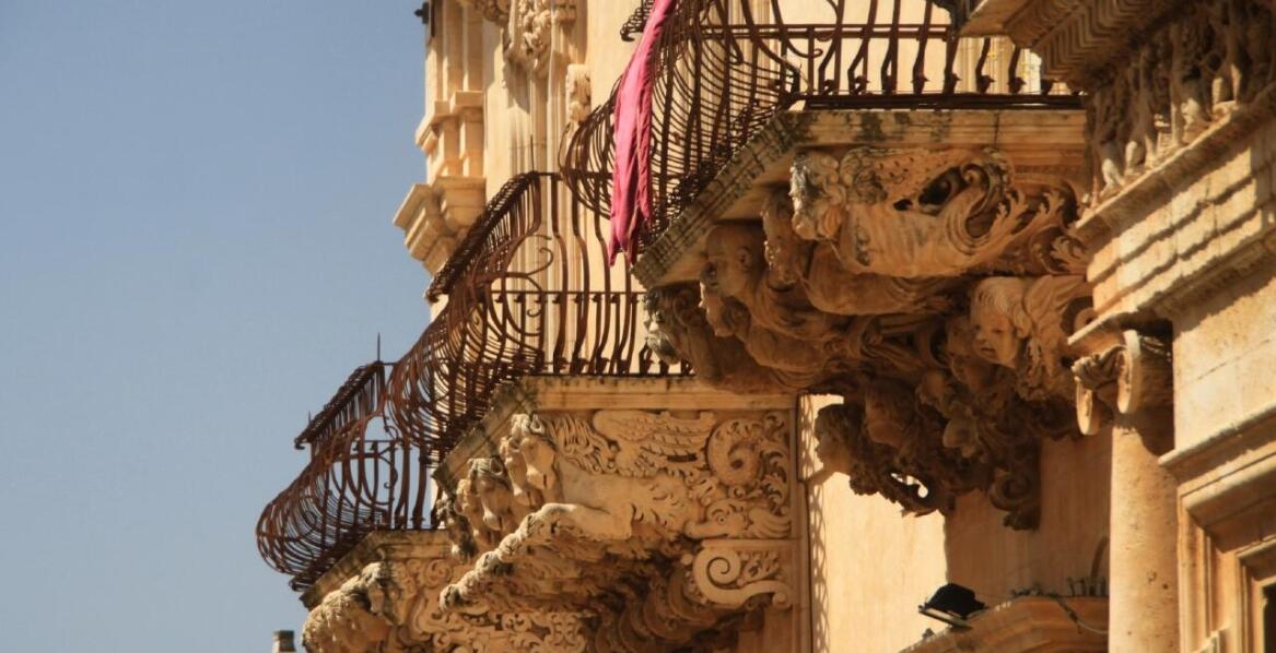 Co wyróżnia płyty z piaskowca i dlaczego to dobry wybór na elewację?