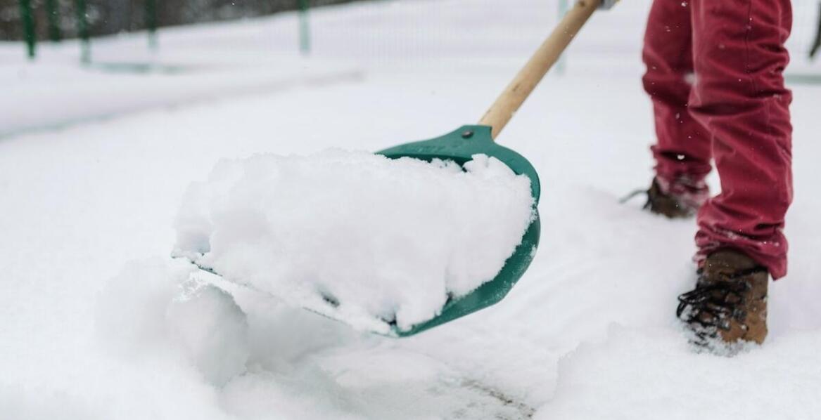 Jak często powinno się odśnieżać teren wokół budynków w Łodzi?