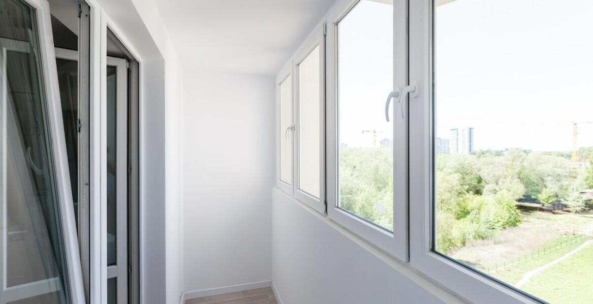 Parapety wewnętrzne z blachy aluminiowej: estetyka i funkcjonalność