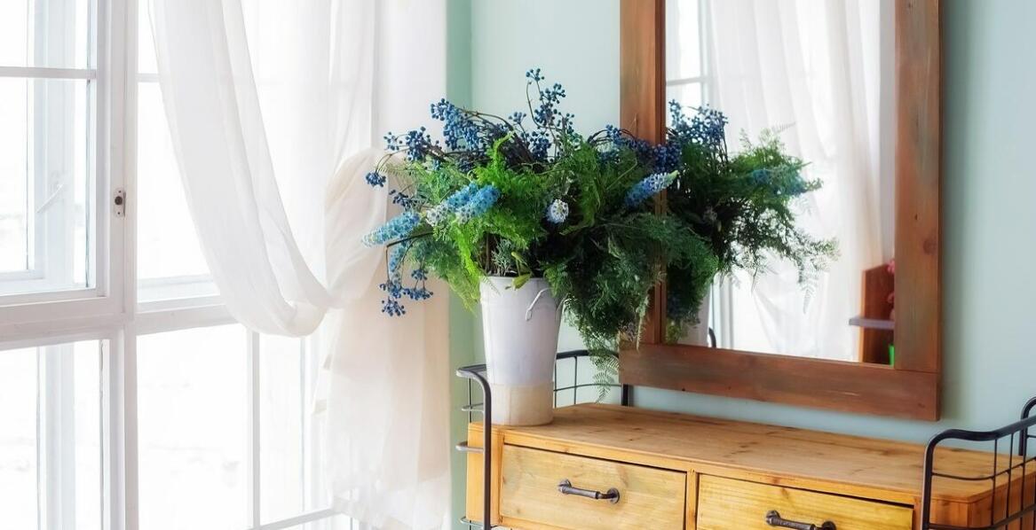 Sztuczne kwiaty doniczkowe jako prezent - dla kogo i na jakie okazje?