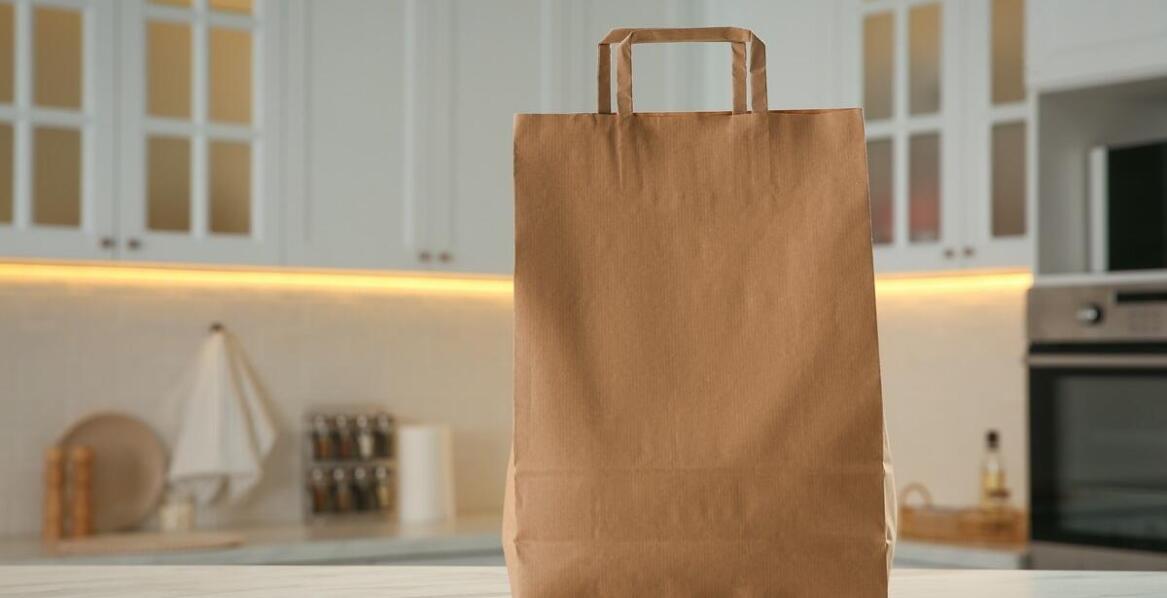 Praktyczne zastosowania toreb papierowych z nadrukiem w biznesie