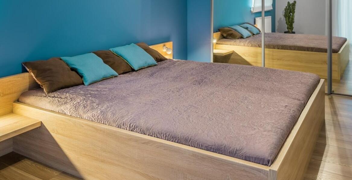 Jak dobrać kolorystykę mebli do sypialni z drewna litego?