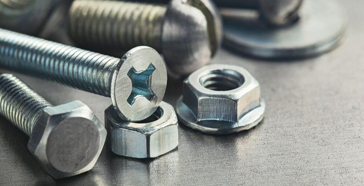 Czynniki wpływające na wybór odpowiednich spinaczy śrubowych do taśm