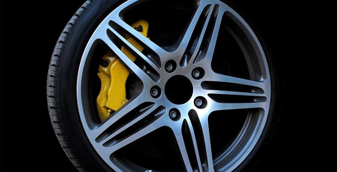 Popyt na części samochodowe rośnie – czy opłaca się kupować zamienniki?