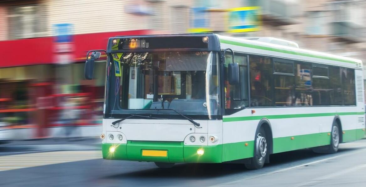 Porównanie kosztów wynajmu busa versus korzystania z usług transportowych we Wrocławiu