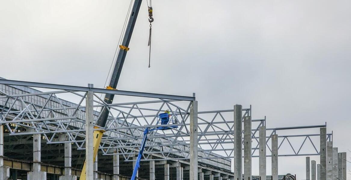 Dźwigi teleskopowe czy kratownicowe: porównanie zalet i wad obu typów dźwigów dostępnych do wynajęcia w Grodzisk Mazowiecki