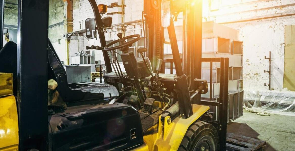Części zamienne do wózków widłowych: jak wybrać odpowiednie elementy?