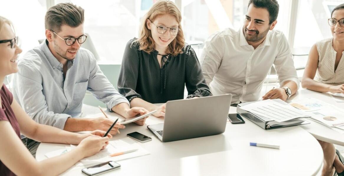 Angielski dla kadry zarządzającej online: jak radzić sobie z trudnościami językowymi?