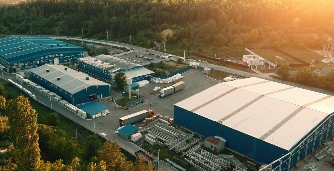 Wybór odpowiedniego systemu chłodzenia dla Twojej hali przemysłowej