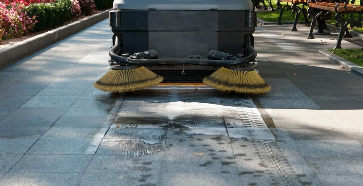 Czy warto inwestować w zamiatarkę do wózków widłowych?