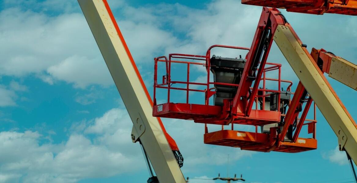 Podnośniki koszowe w budownictwie - zastosowania i korzyści