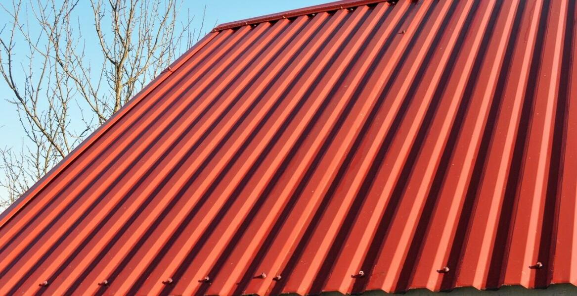 Wybór koloru i wykończenia blachy trapezowej T18 - jak dopasować do elewacji budynku?