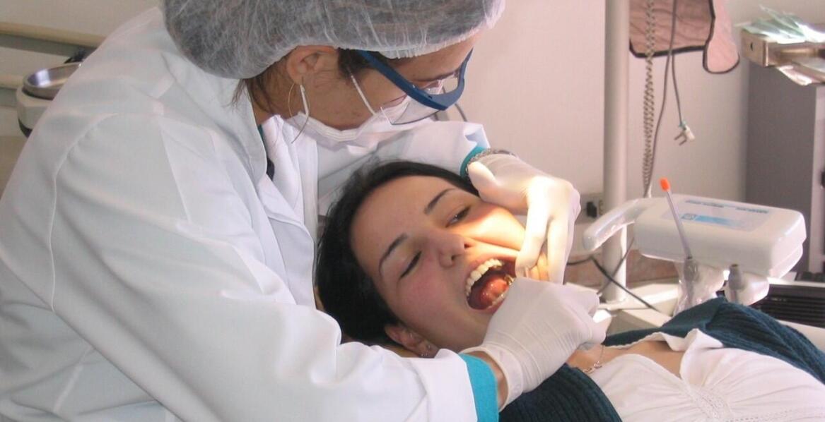 Dentysta może działać na znieczuleniu